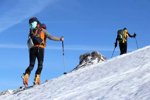 סקי מעבר לאתר הנופש: טיפים חיוניים לחוויית שטח בטוחה ומרגשת