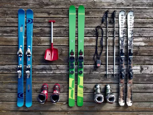 היסטוריה קצרה של ציוד סקי: כיצד הטכנולוגיה חוללה מהפכה בספורט